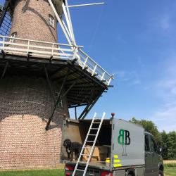 Uithangen van de vallen voor de monitoring van de Eikenprcessierups