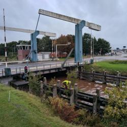 Begroeiing verwijderen aan het Coevorderkanaal