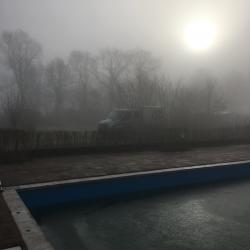 Bevroren zwembad in de mist