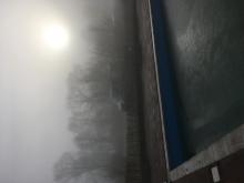 Bevroren zwembad in de mist